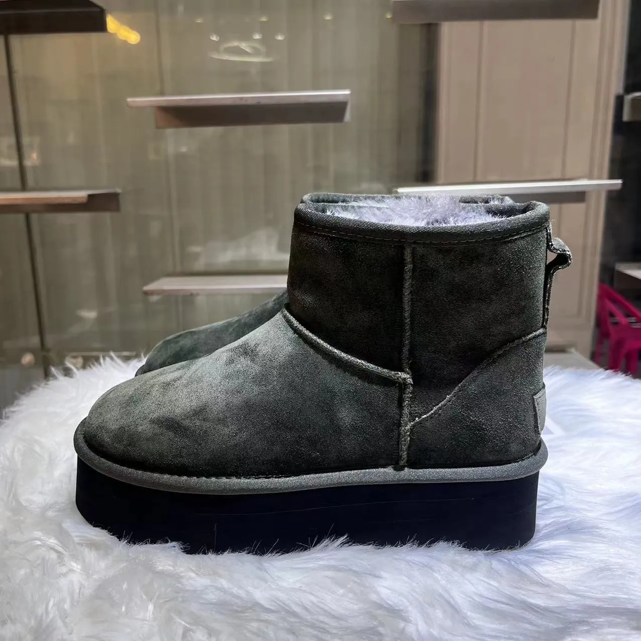 💰520 UGG sheepskin all-in-one snow boots. The official website synchronizes the new autumn and winter women's classic mini (thick sole) short snow boots 1134991, three-layer combination thick sole 5 cm, lightweight and non-slip, suede upper, 17 mm real wool lining, comfortable and casual, simple and fashionable! Color: Maroon Black Military Green Chocolate Size: 35-41